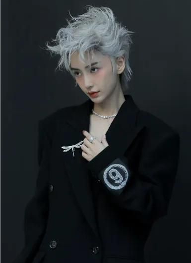 angelababy银色短发美照,聚光灯下如此冷艳神秘,楚楚动人!__财经头条