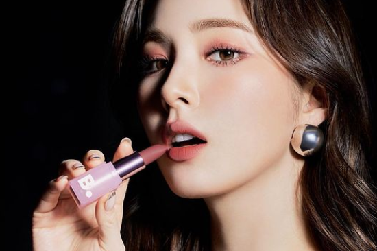 韩国女艺人申世京拍美妆写真 气质柔美皮肤白皙