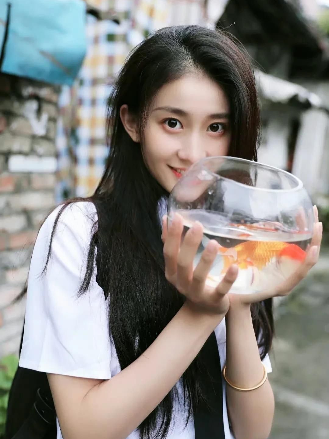 张豆豆高清冷艳时尚写真,优雅迷人!__财经头条