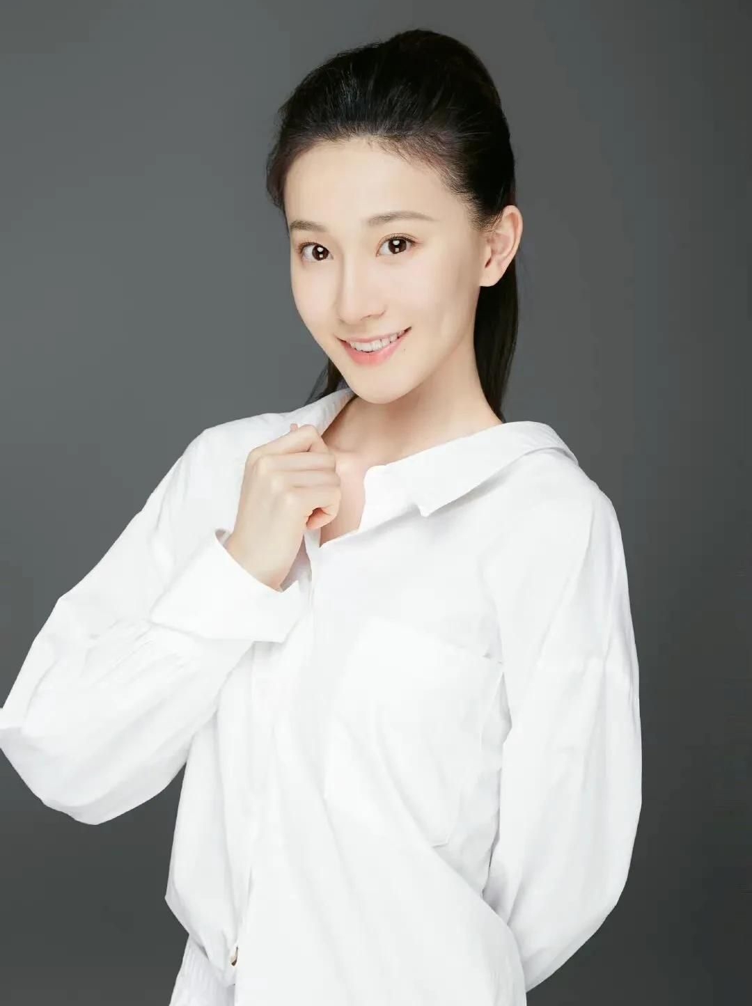 张豆豆高清冷艳时尚写真,优雅迷人!__财经头条