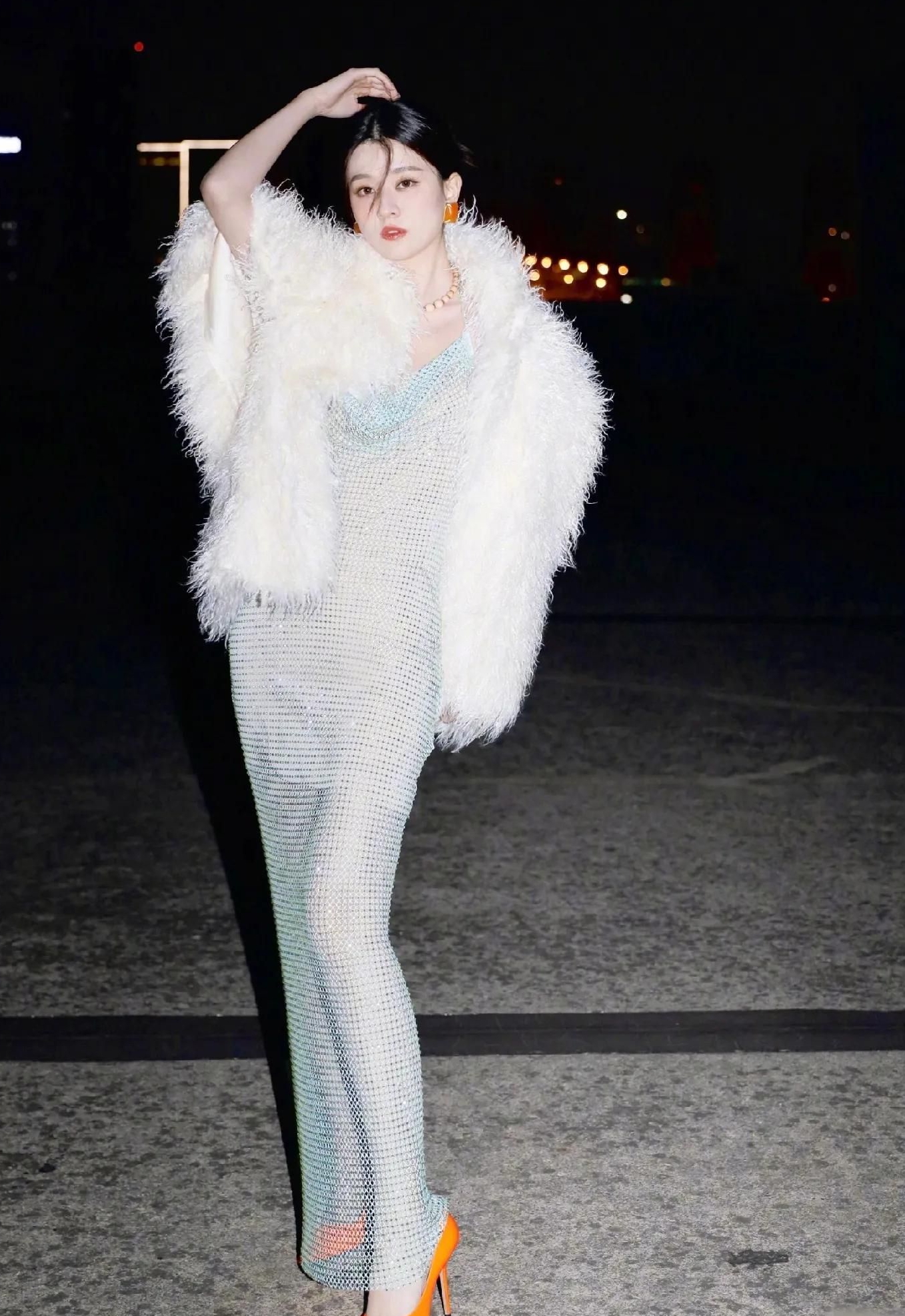 乔欣吊带抹胸皮草镂空齐上阵,露锁骨香肩,魅力无限!