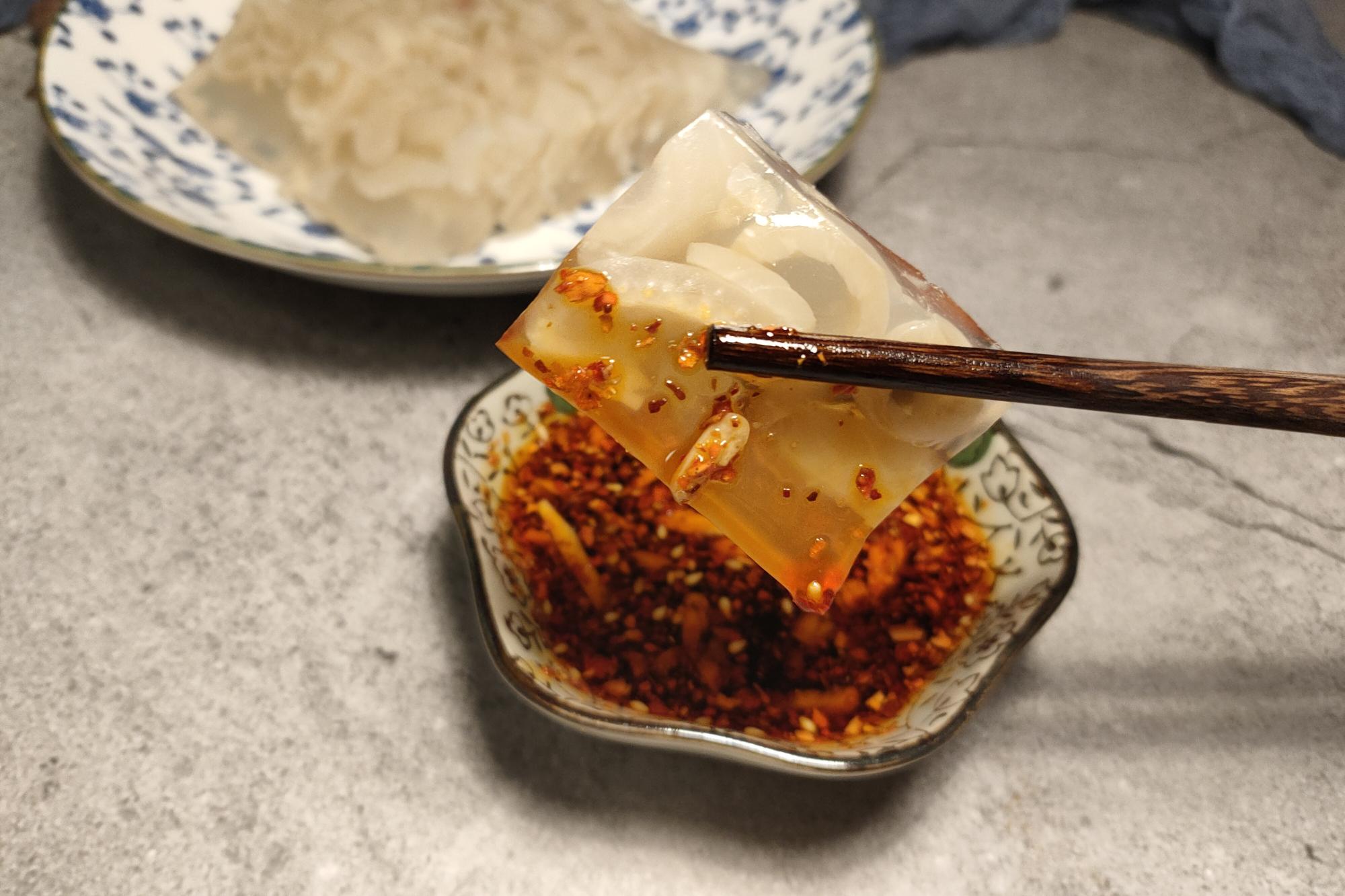 做皮冻时，这几个细节掌握好，保证皮冻晶莹剔透、口感Q弹|猪皮冻|猪油|猪皮|比例|小编_新浪新闻