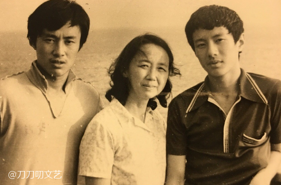 郑楚怡这脸型,这眉眼,几乎完全随了她老爸郑钧年轻时的长相.