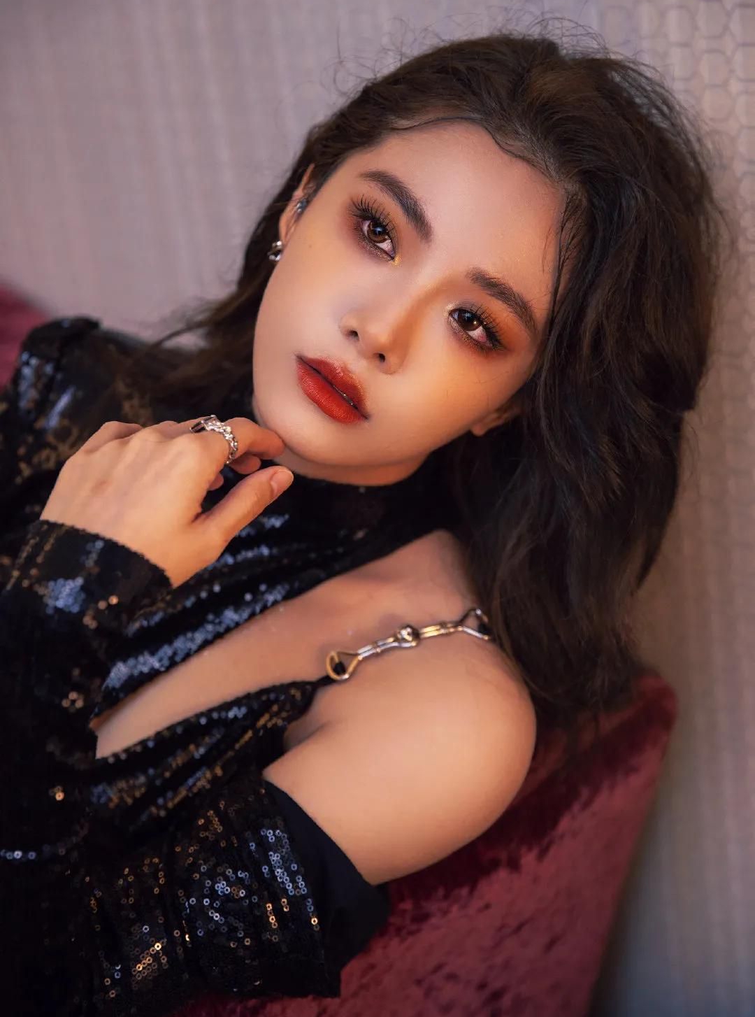 喻言一身黑色镂空开叉长裙,秀出一双美腿,惊艳迷人!_高清图集_新浪网