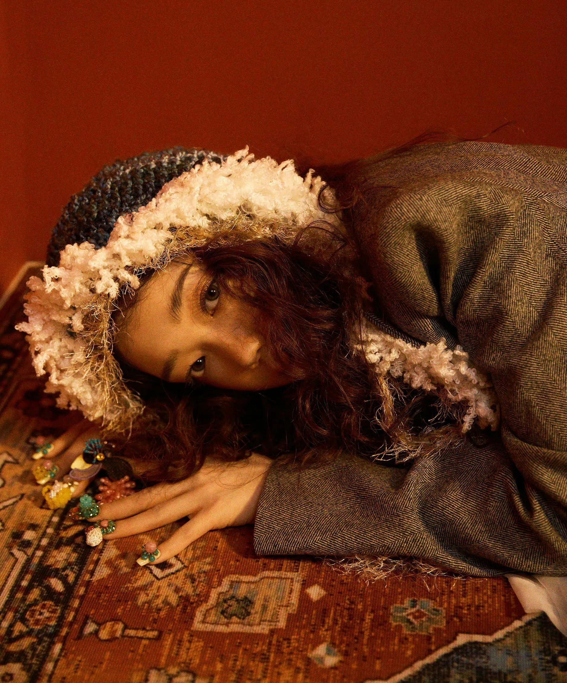 希林娜依高彩色织线童话感写真羊毛卷发型美艳动人