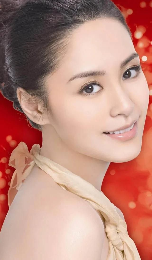 钟欣桐肌肤白皙婀娜动人