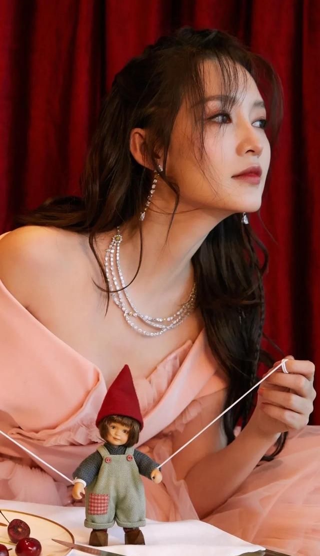 李沁一身粉色纱尾裙!__财经头条