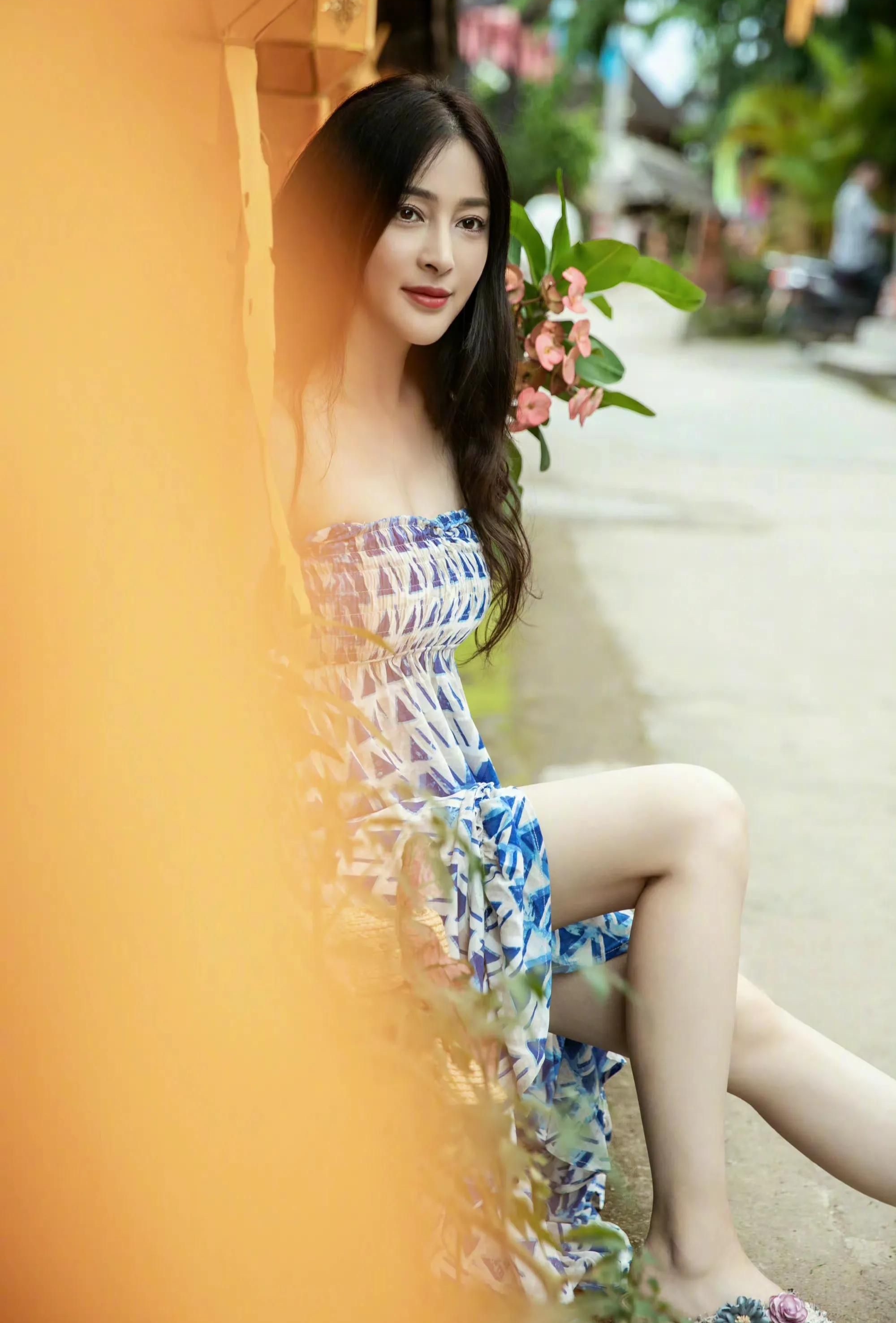 甘婷婷穿蓝色裙子,优雅美丽,美艳动人!