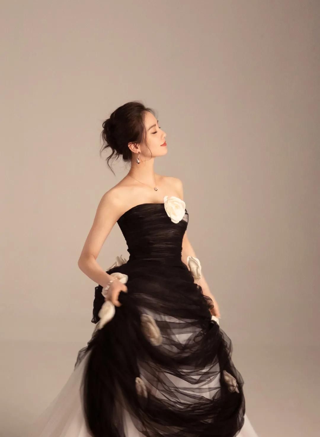 李晓峰现身时尚发布会 个性黑纱裙优雅大方 - 知乎