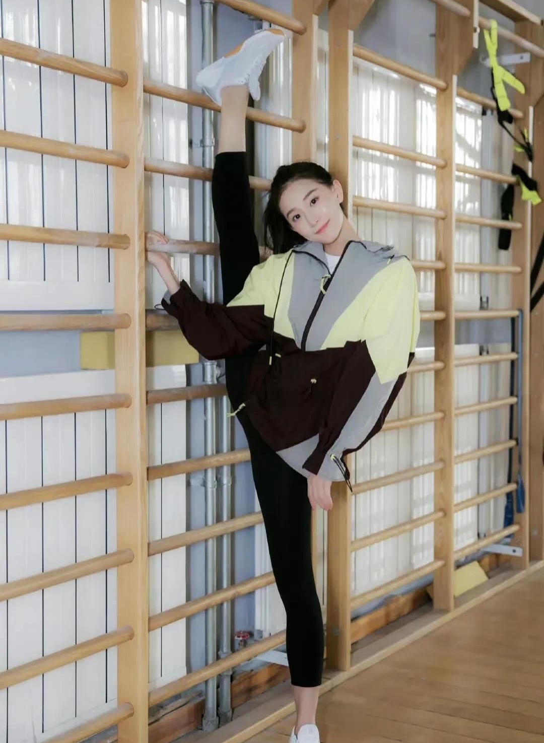 张豆豆高清冷艳时尚写真,优雅迷人!__财经头条