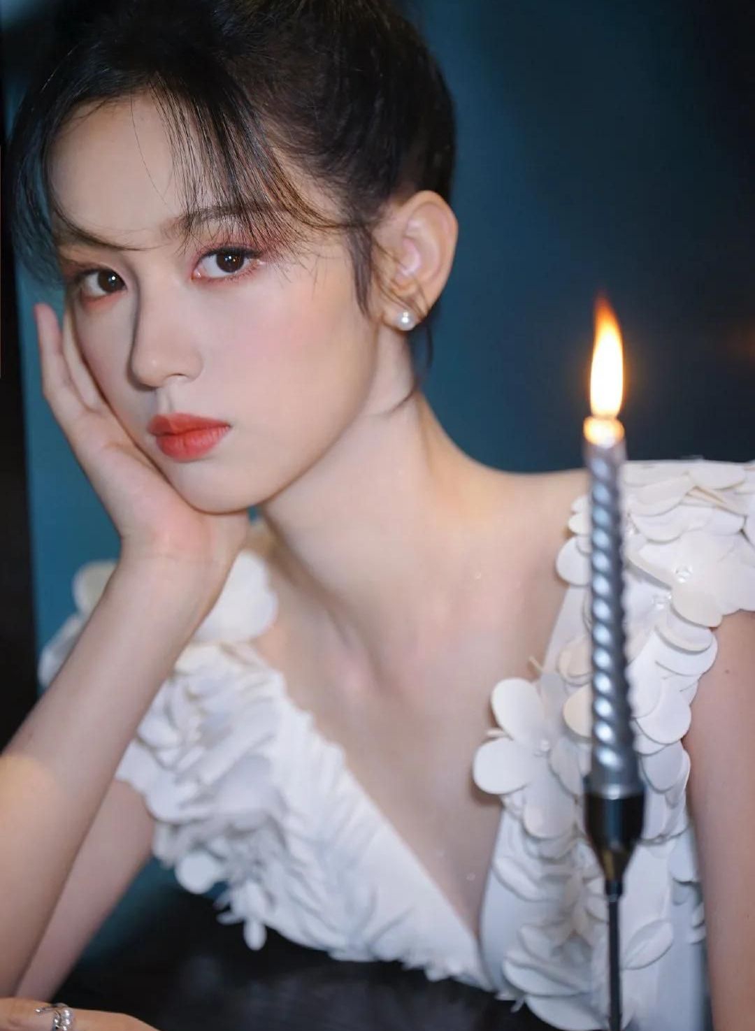 周也,百花瓣连衣裙配上落日余晖,楚楚动人!_高清图集_新浪网