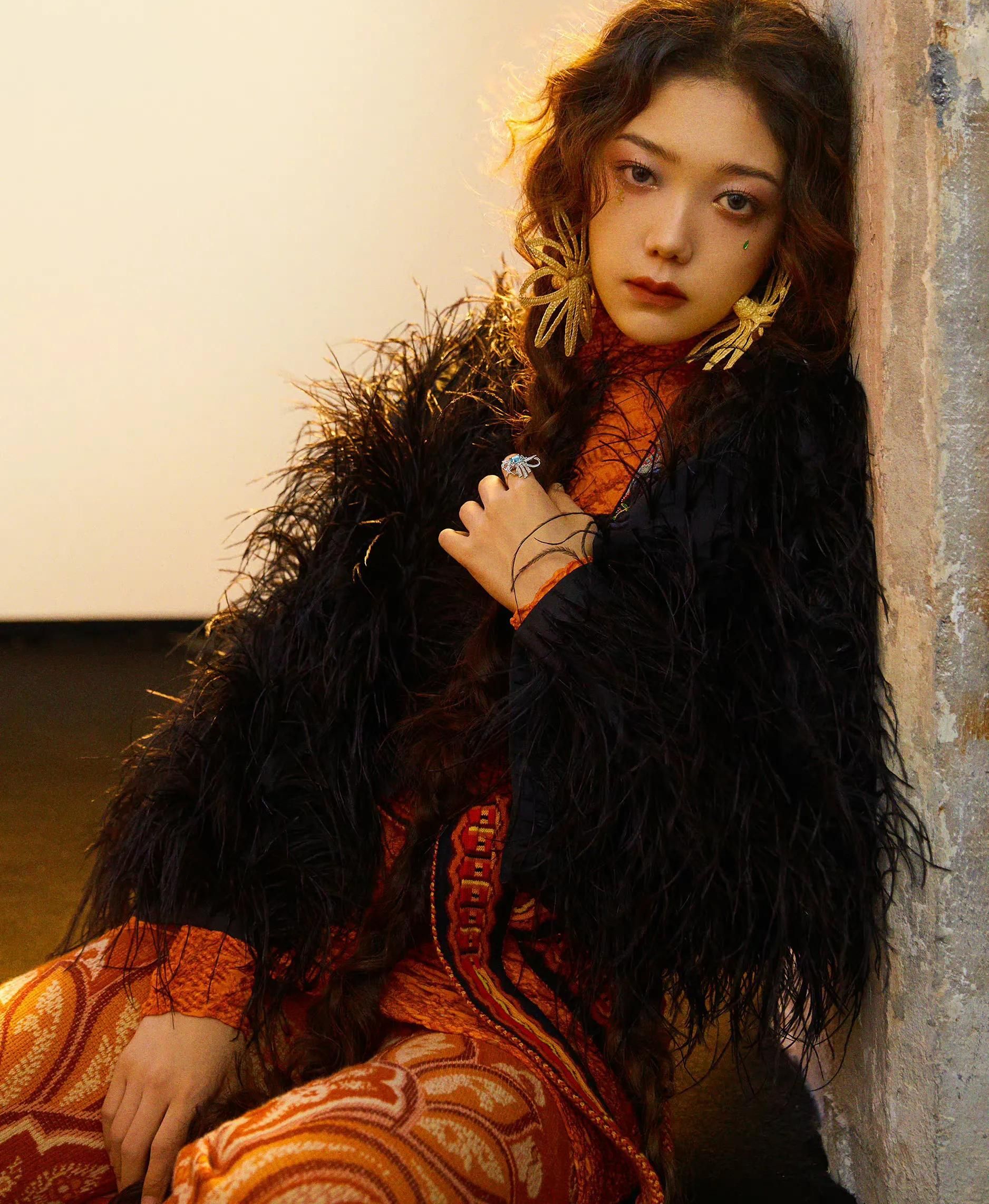 希林娜依高彩色织线童话感写真羊毛卷发型美艳动人