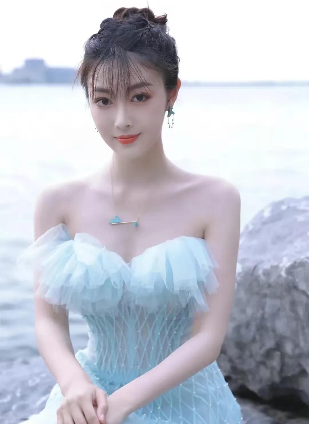 钟祺笑容甜美文雅秀丽美艳动人