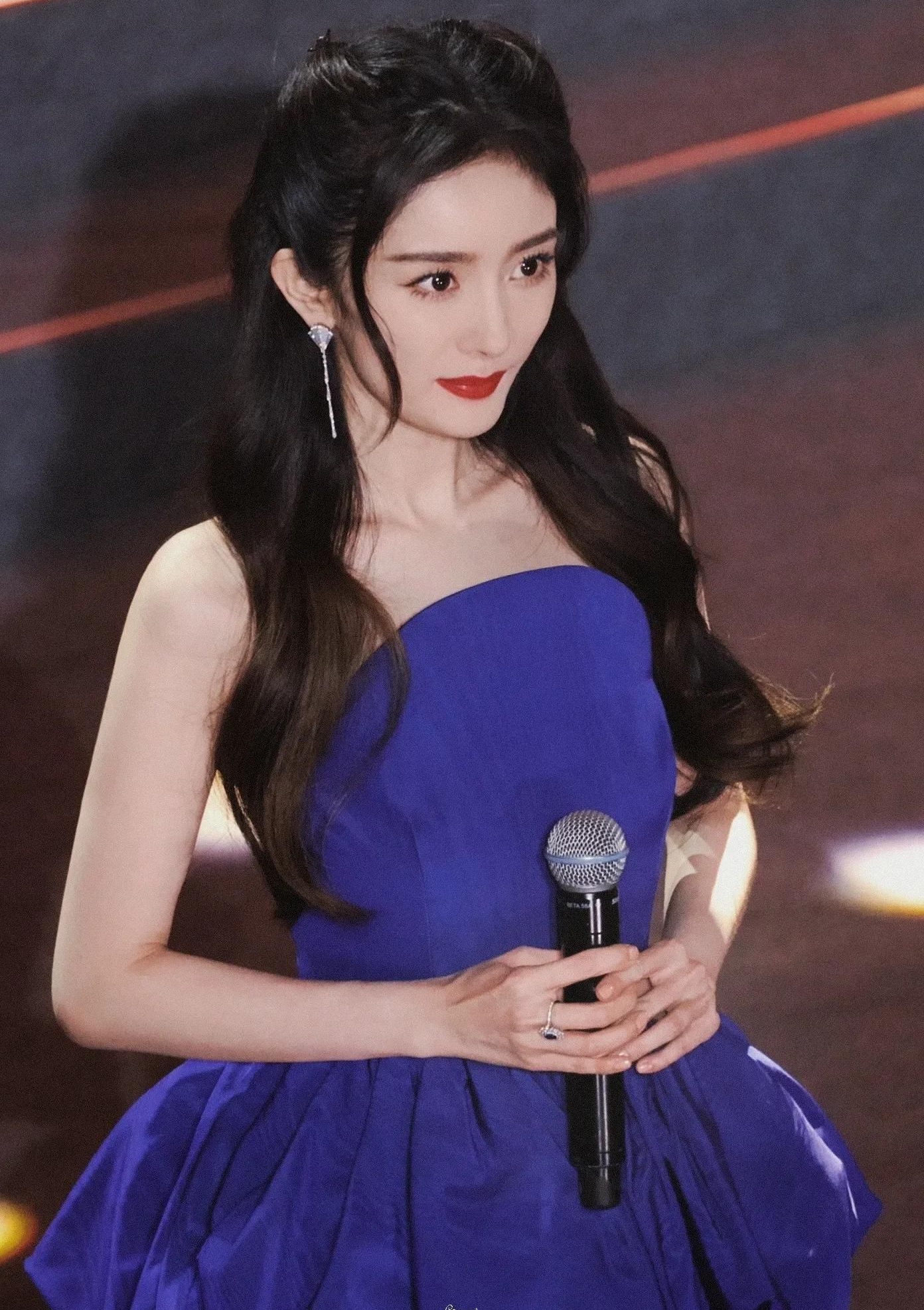 杨幂穿蓝色抹胸裙梳公主头端庄大气 ,甜美温柔,惊艳迷人!