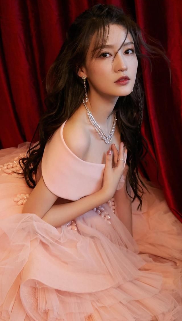 李沁一身粉色纱尾裙!__财经头条