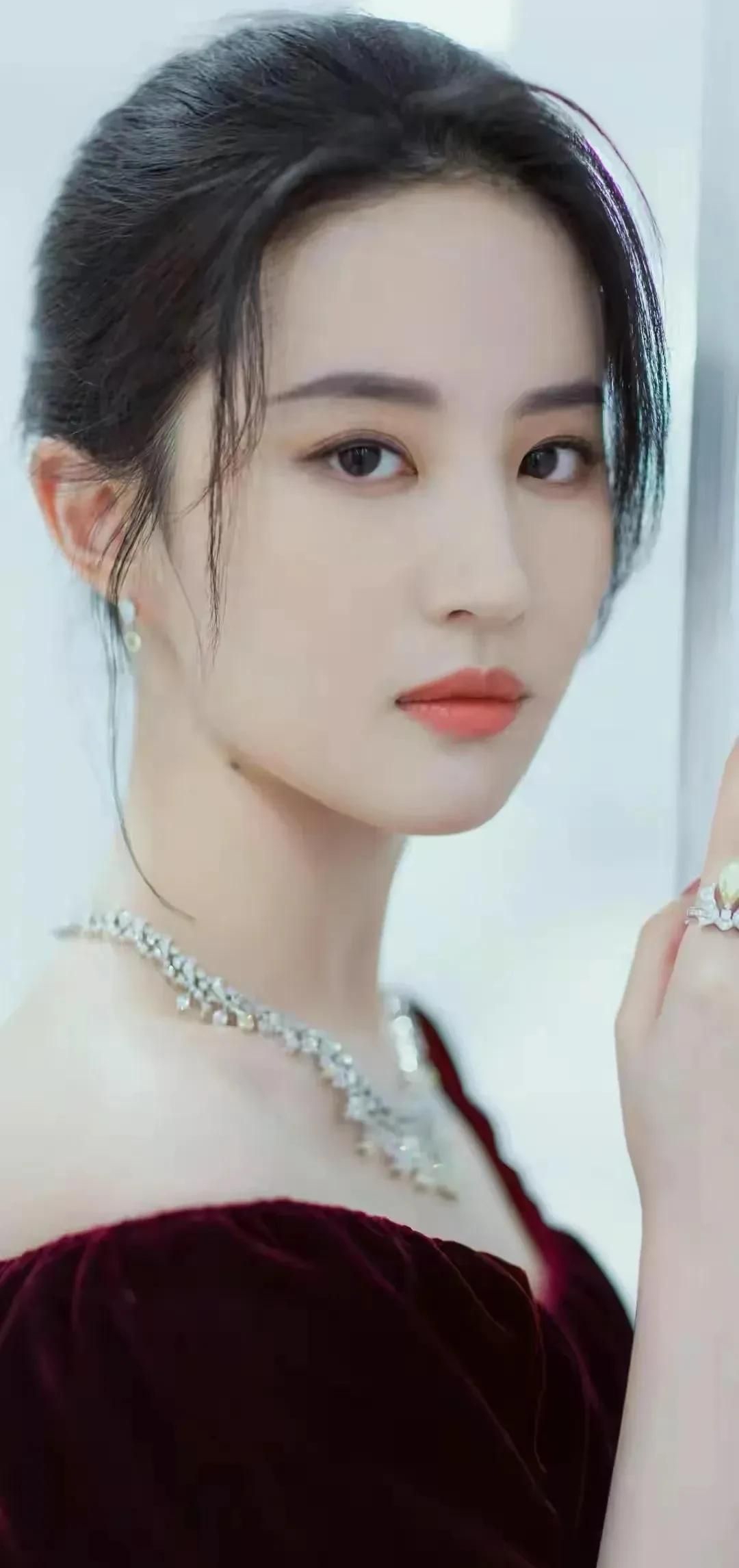 倾国倾城貌的刘亦菲,惊艳迷人,温婉秀雅的写真照!__财经头条