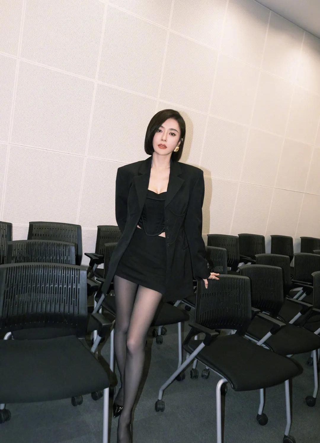 秦岚晒黑西装辣妹照,黑丝加高跟鞋,飒爽俏丽!__财经头条