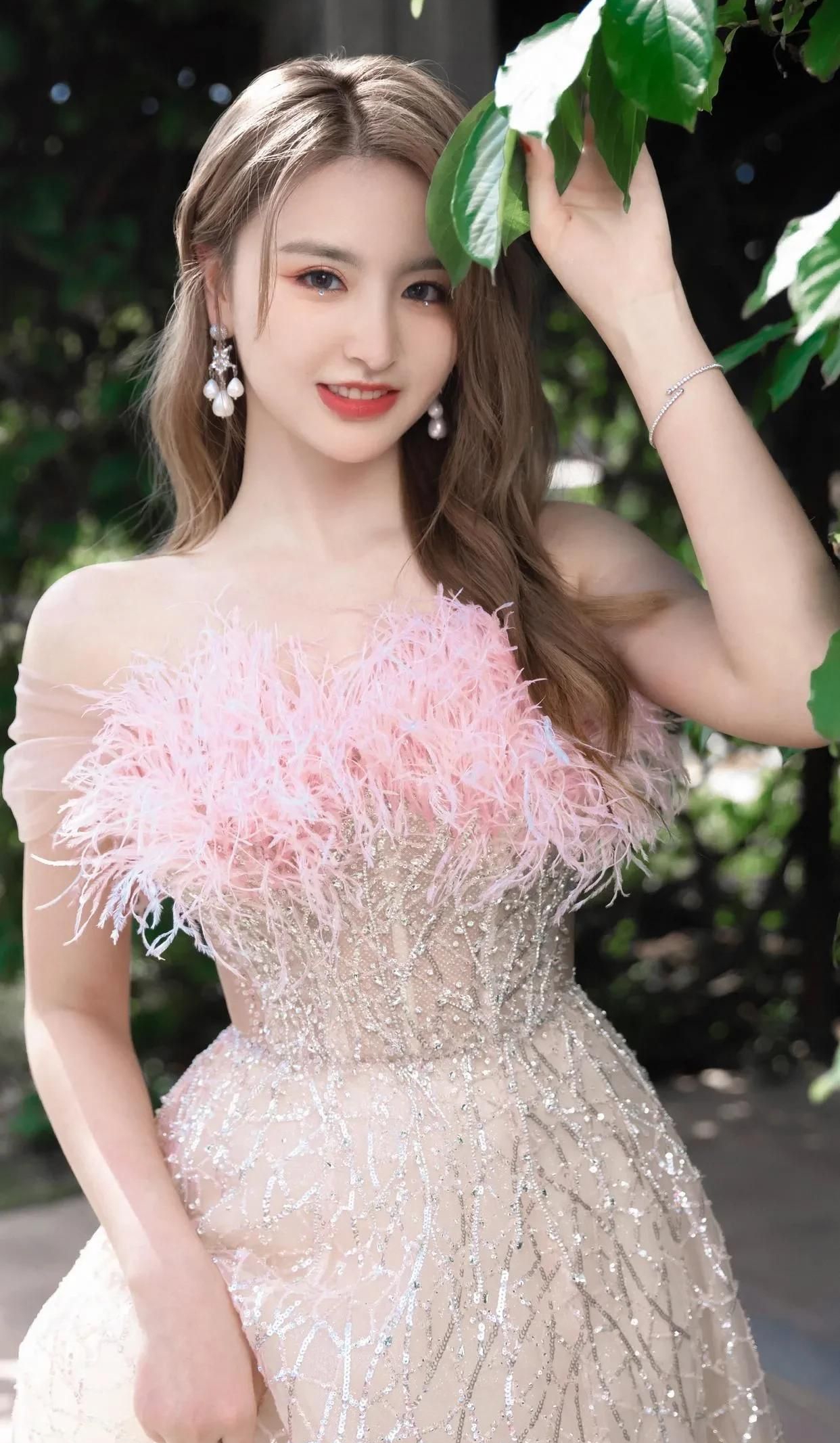 金子涵楚楚动人美女歌手粉裙写真