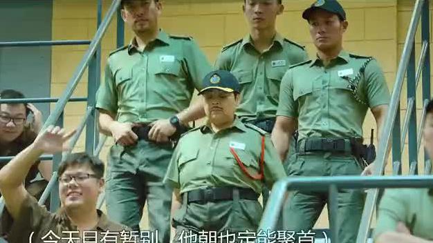 阿坚重现监狱风云带大家唱友谊之光,千人豪气大合唱,场面壮观了