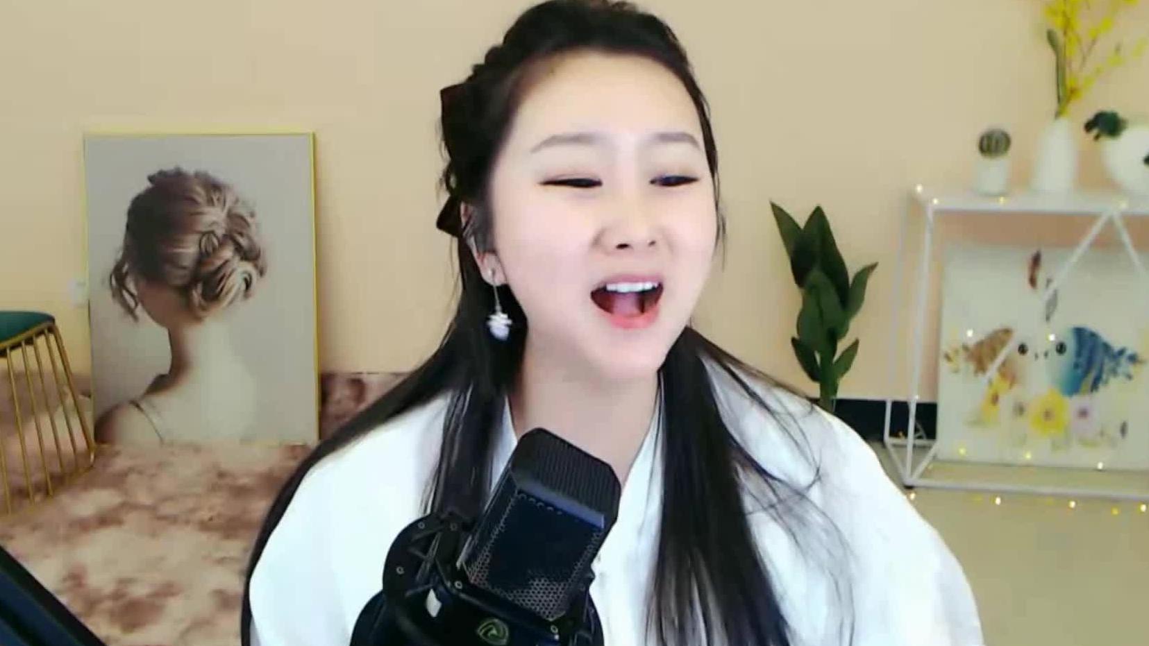 菲儿越来越乖巧了!这些歌又被她唱火了,实力唱功远超原唱!
