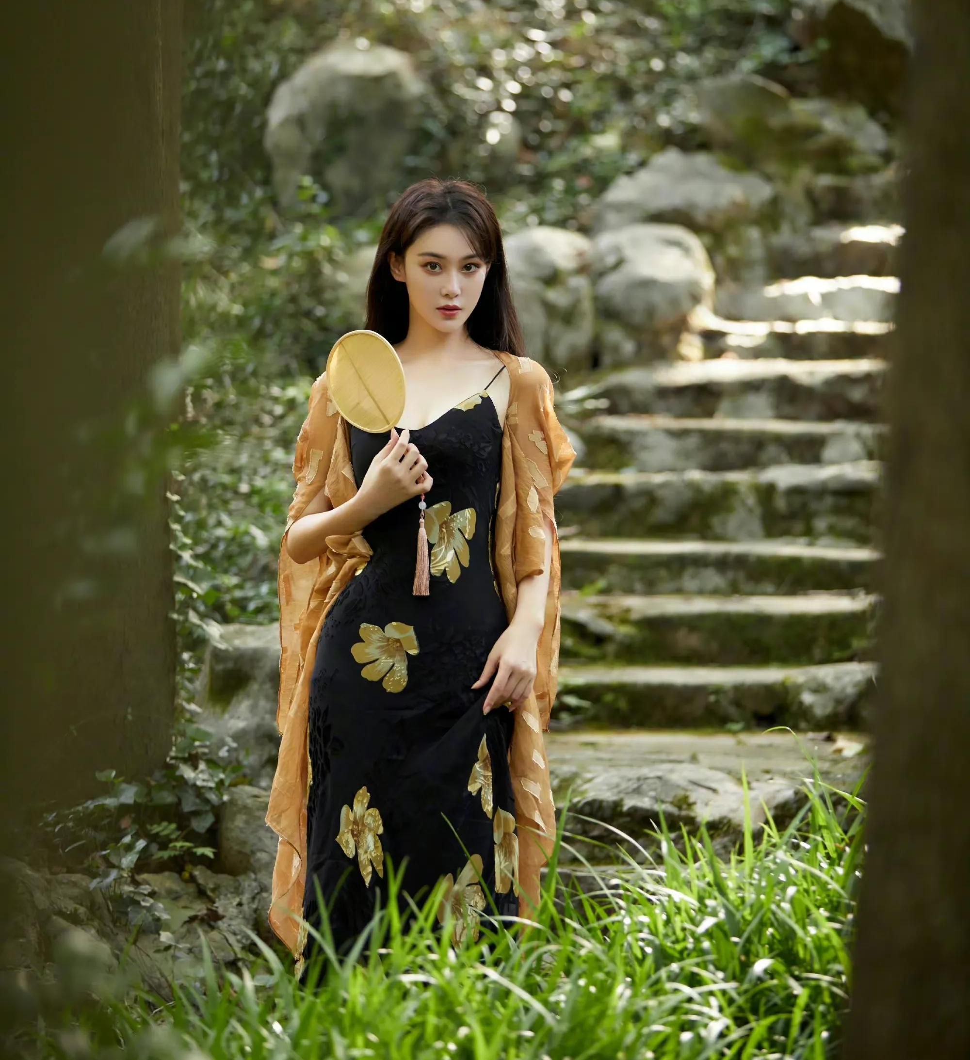 张馨予漫步幽林写真,风情万种,清冷氛围感满满!_高清图集_新浪网