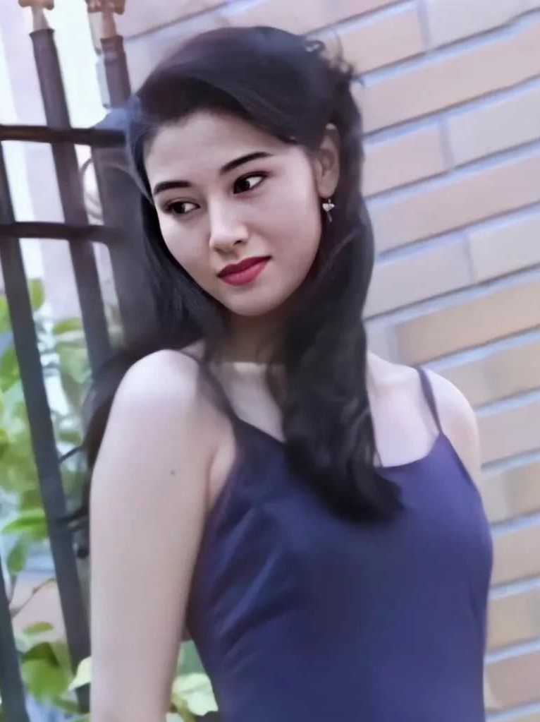 李嘉欣高清淡雅时尚写真,时尚俏丽!__财经头条