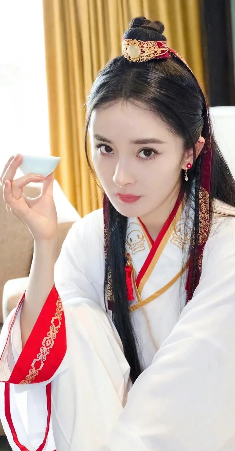 杨幂古韵清雅惊艳写真,娇俏可人!__财经头条
