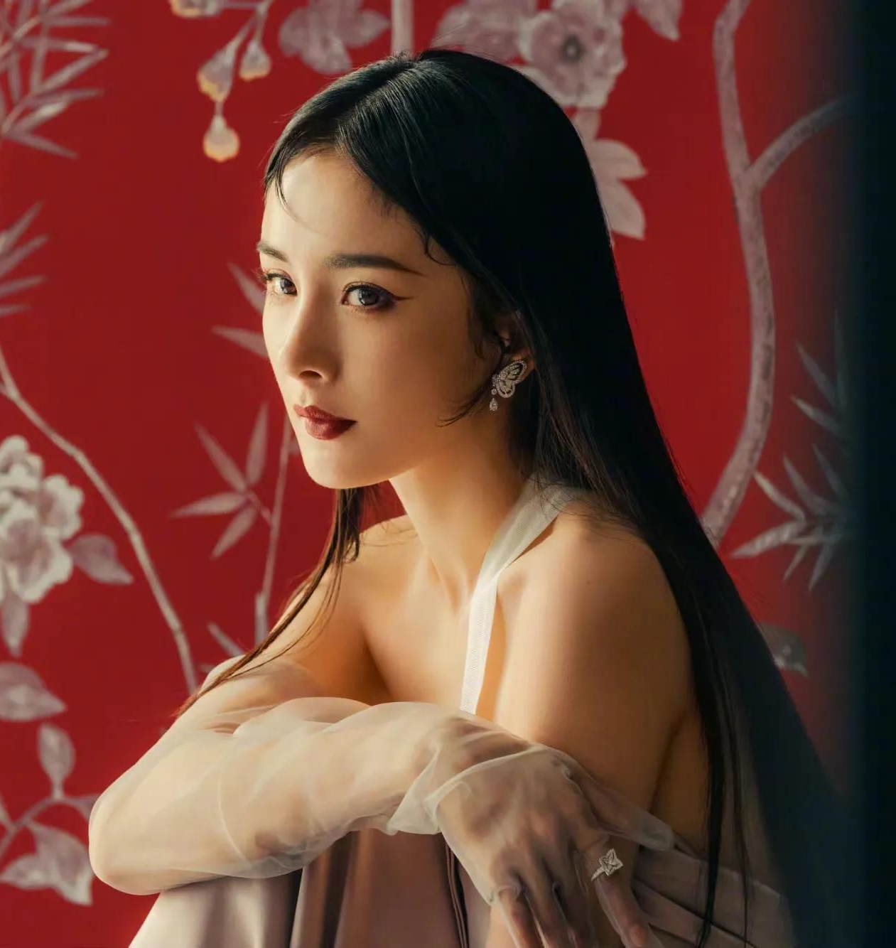 杨幂复古国风芭莎大片,穿吊带红裙配黑丝妖娆妩媚,惊艳迷人!