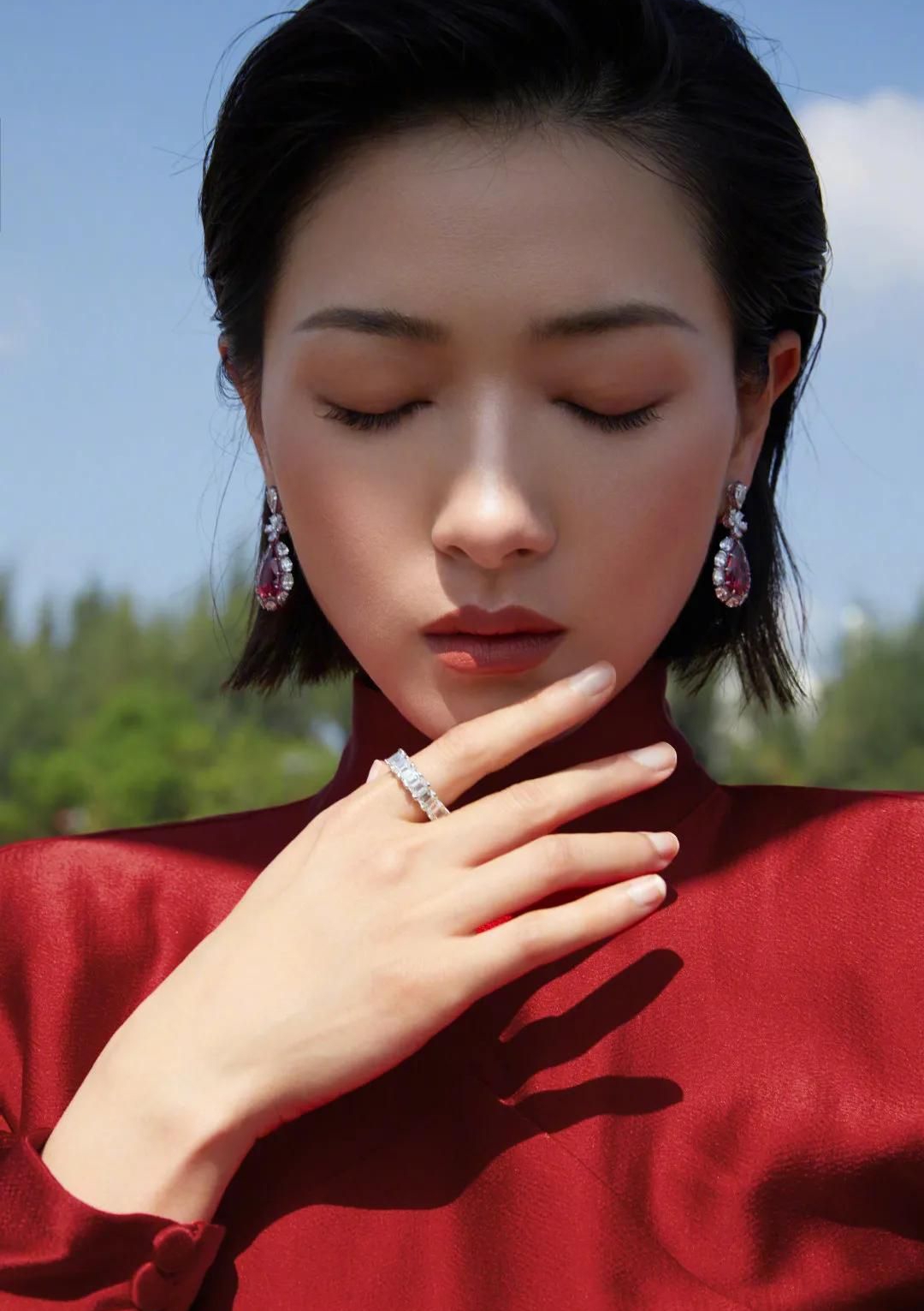 万茜红色露背长裙搭配短发文雅秀丽惊艳迷人