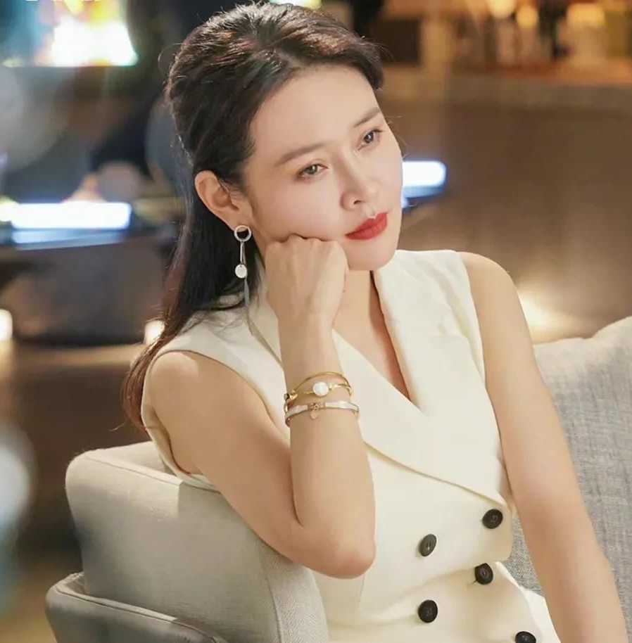 温婉秀雅的于明加,娇俏可人,温柔甜美的写真照!__财经头条