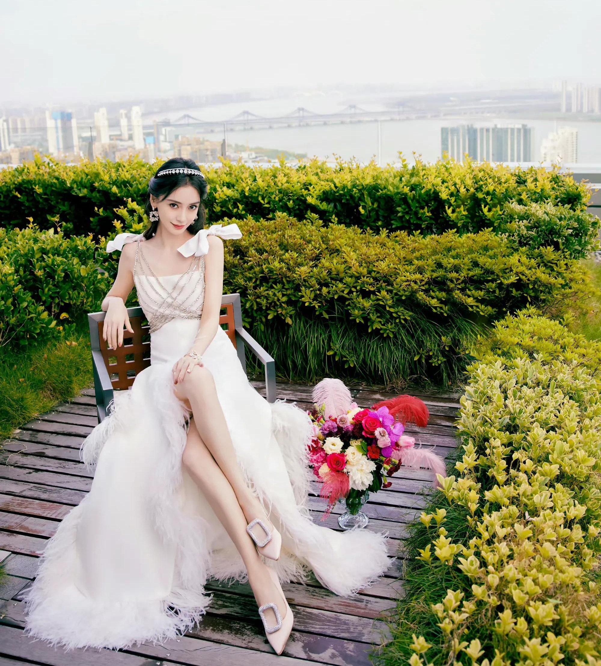 angelababy钻石羽毛造型,好像天上公主下凡,纯净浪漫!