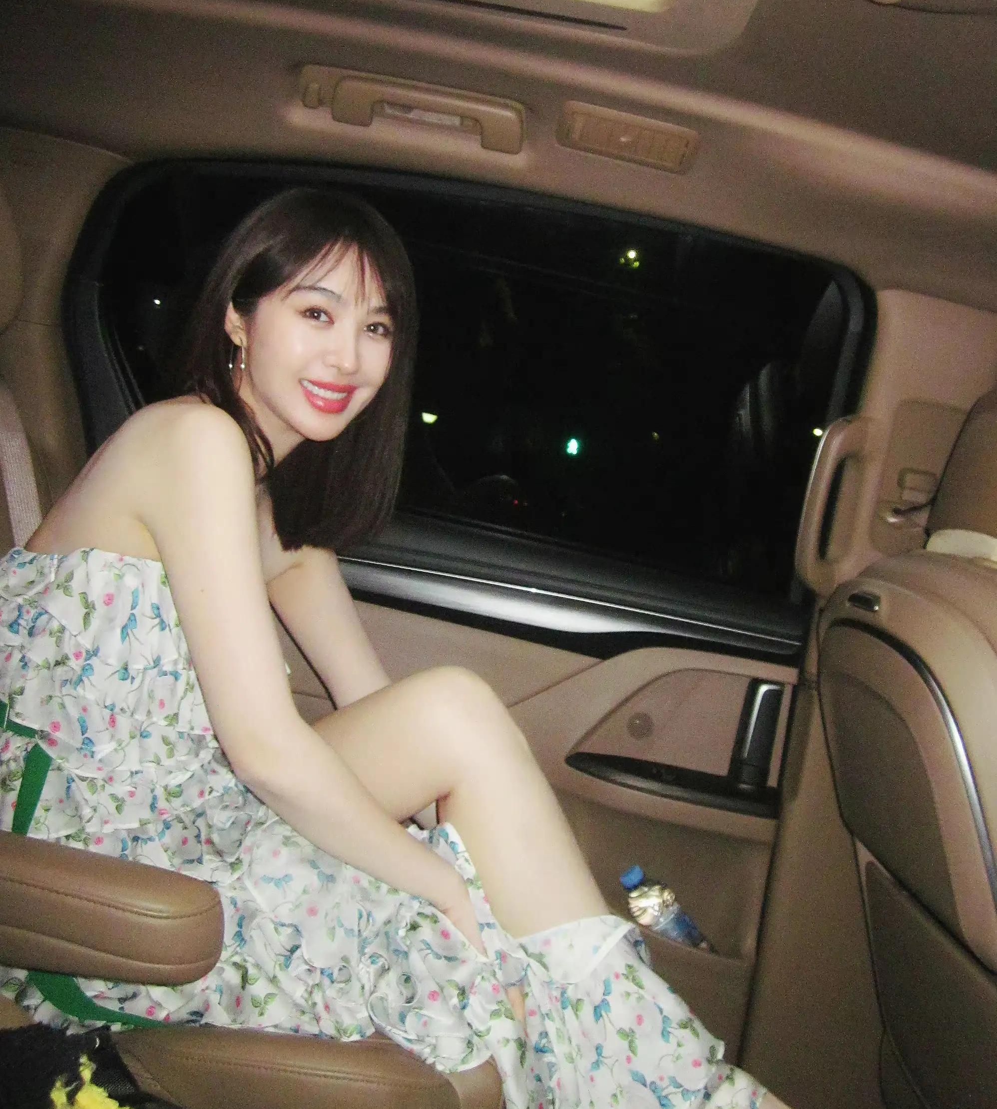 李菲儿穿碎花裙子,坐在车子里微笑,美艳动人!__财经头条