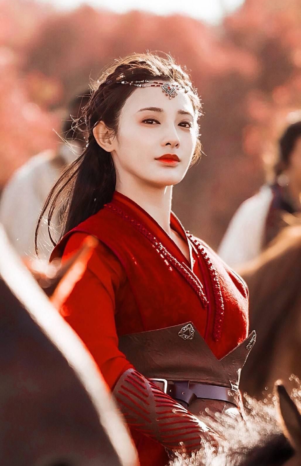 彭小苒美艳撩人尽显迷人身材惊艳迷人