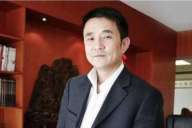 欠债八百亿后，这位富豪带着61亿现金逃跑，和明星女友过得美滋滋|王永红|经商|女友_新浪新闻