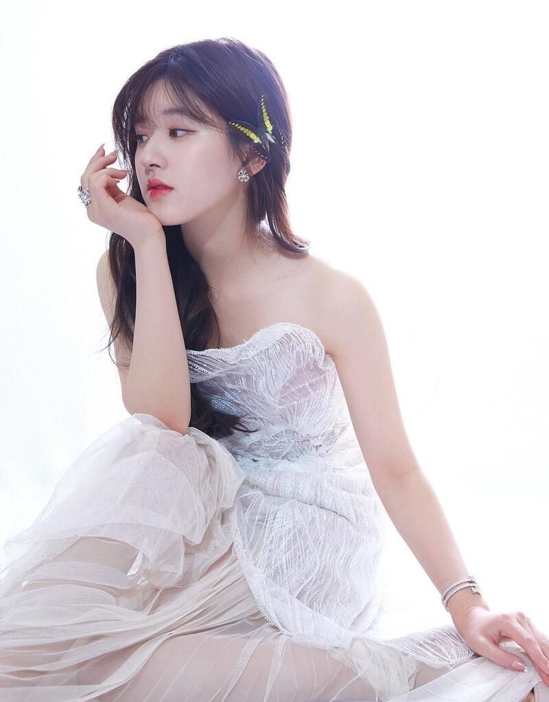 飒爽美姿的赵露思清新淡雅明艳动人