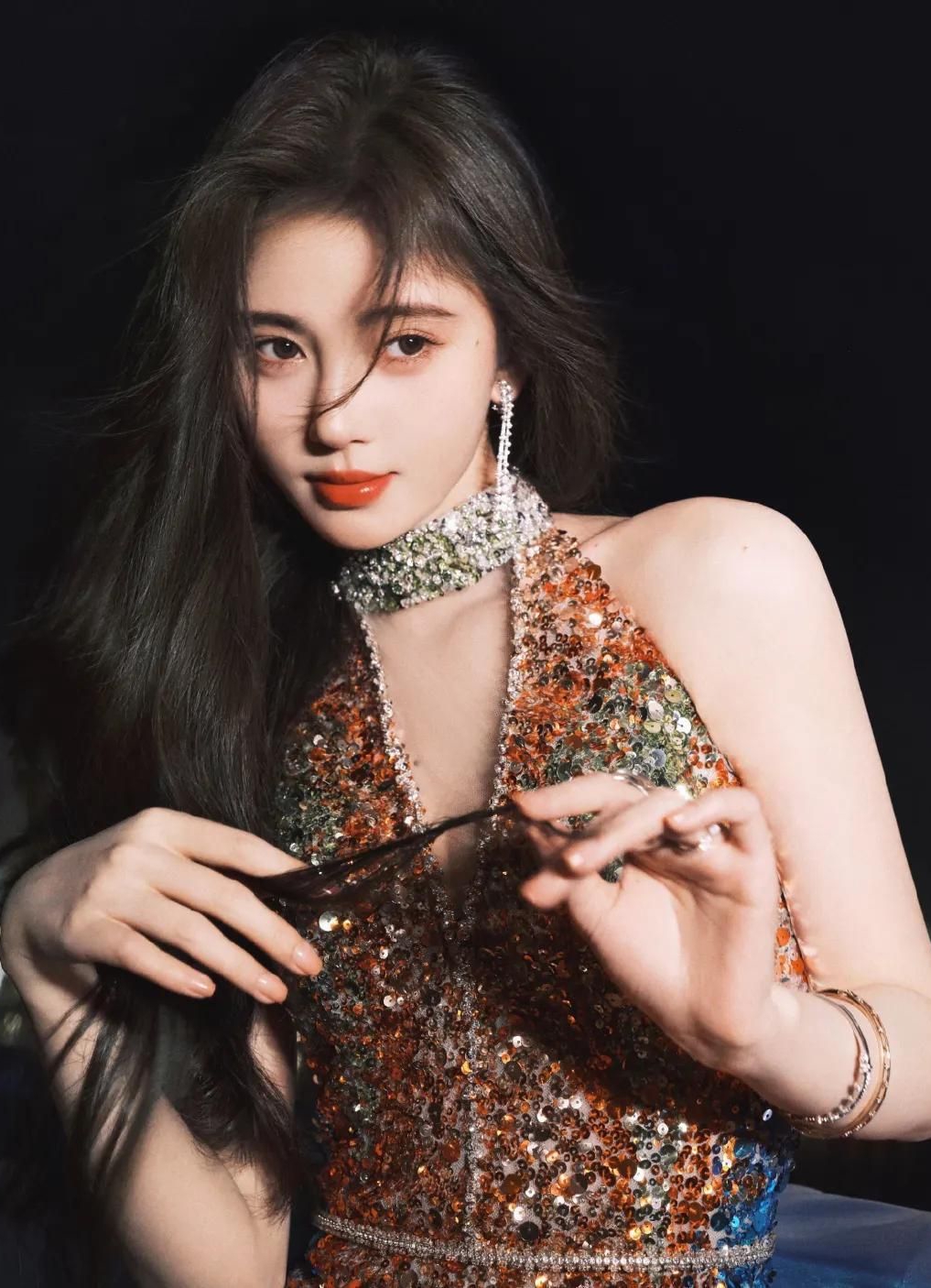 鞠婧祎鎏金露背长裙造型,一身亮片高贵又美艳,美艳动人!