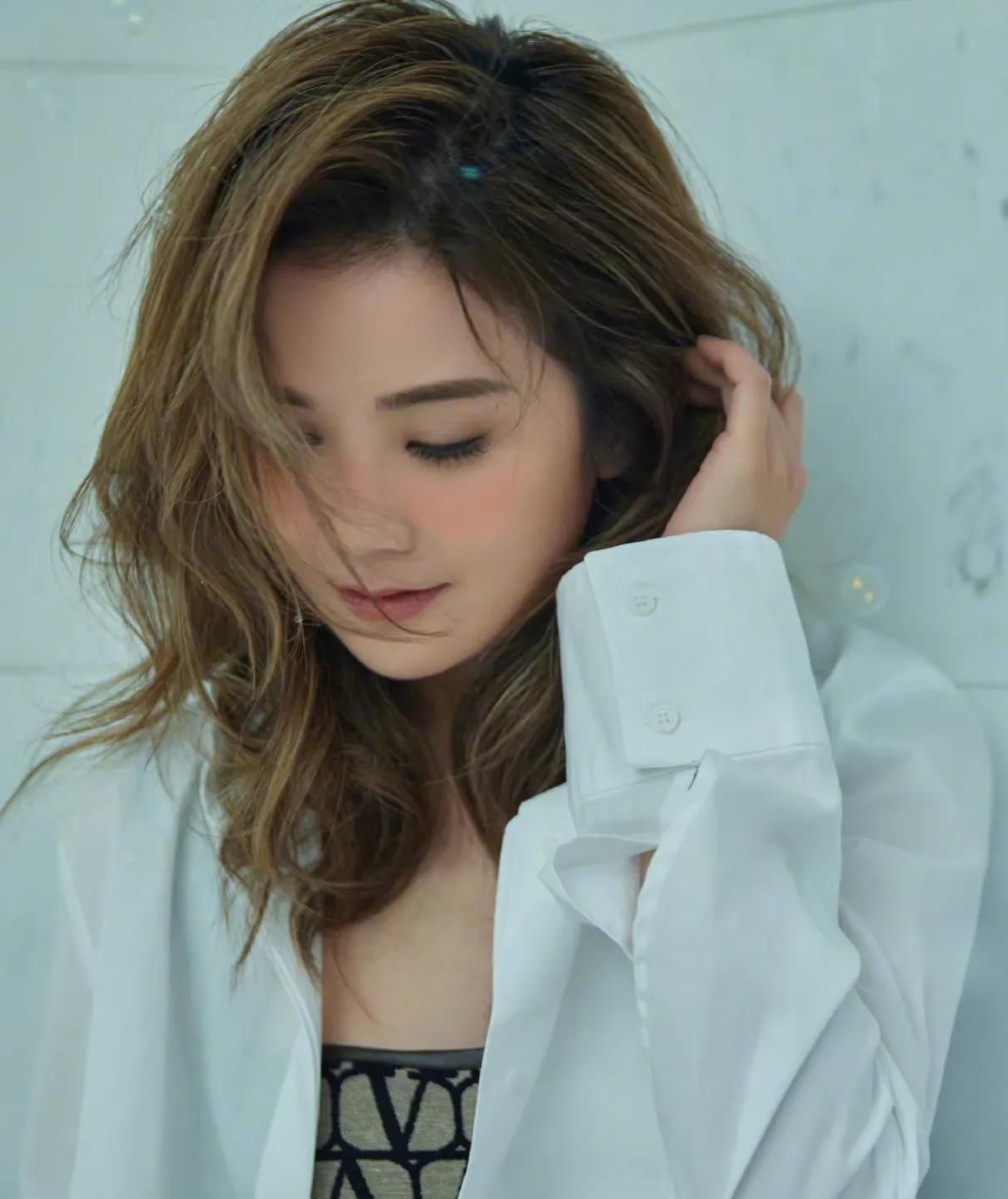 蔡卓妍浴室泡泡写真,吊带微醺妆,妩媚慵懒,又美又欲!