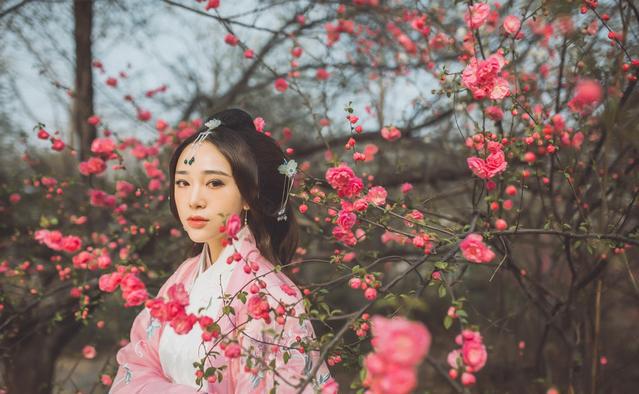 今年人见人爱坐在宝马里笑的四大桃花女生肖