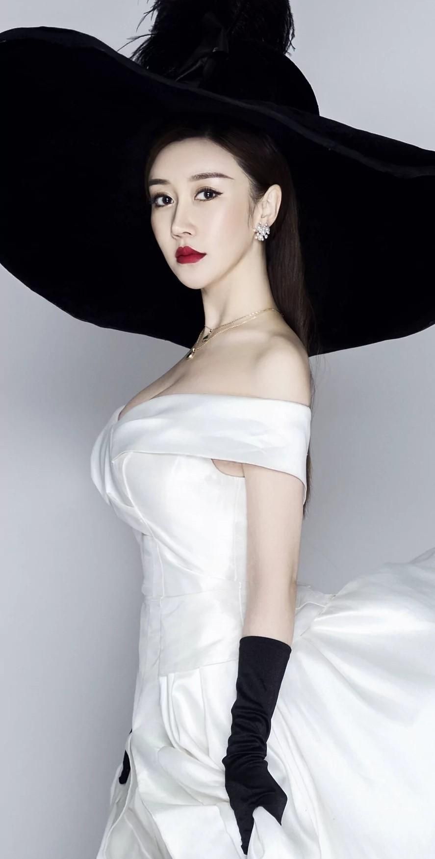 姜彦希婀娜多姿冷艳写真楚楚动人