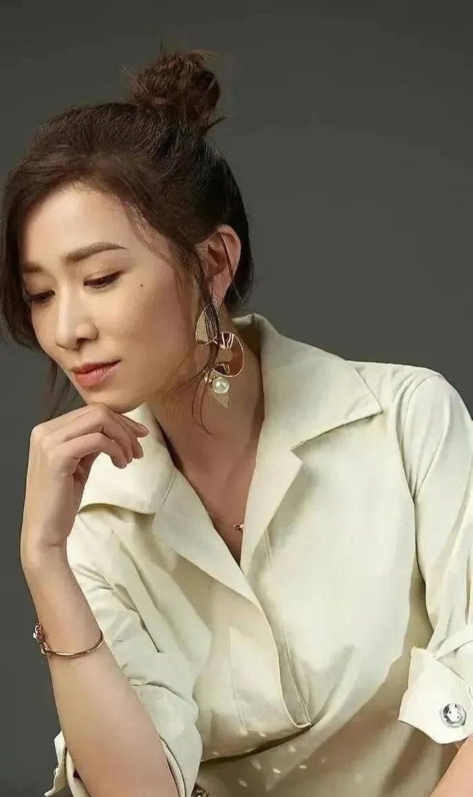 佘诗曼:楚楚动人,唯美清纯写真!__财经头条