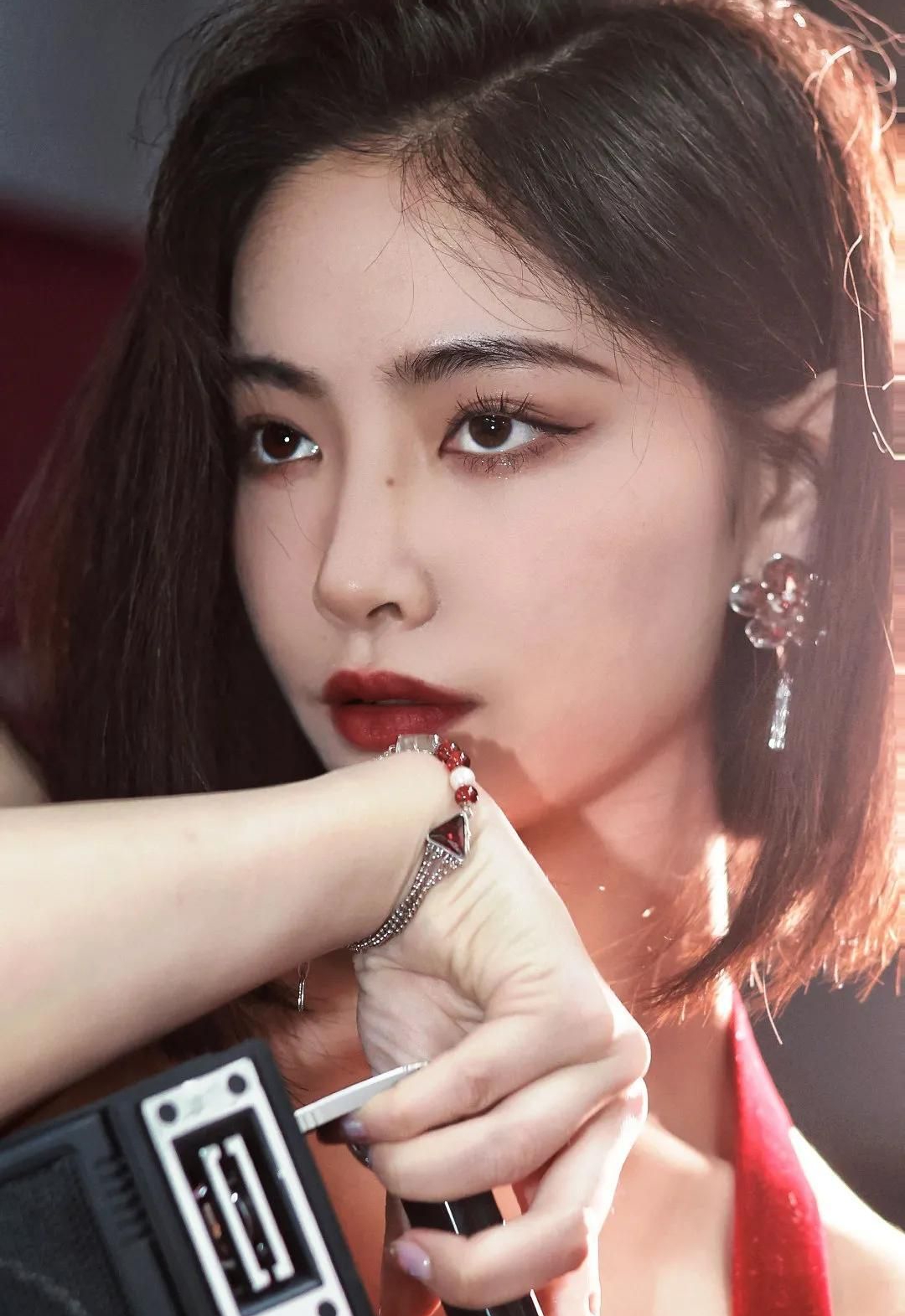 许佳琪红色高开叉长裙造型，唯美清纯，美艳动人！__财经头条