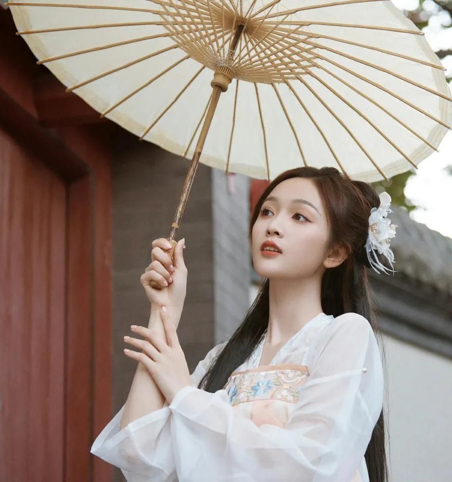 吴宣仪花羽古风写真,黛眉星目,娉婷袅娜,美得如诗如画!