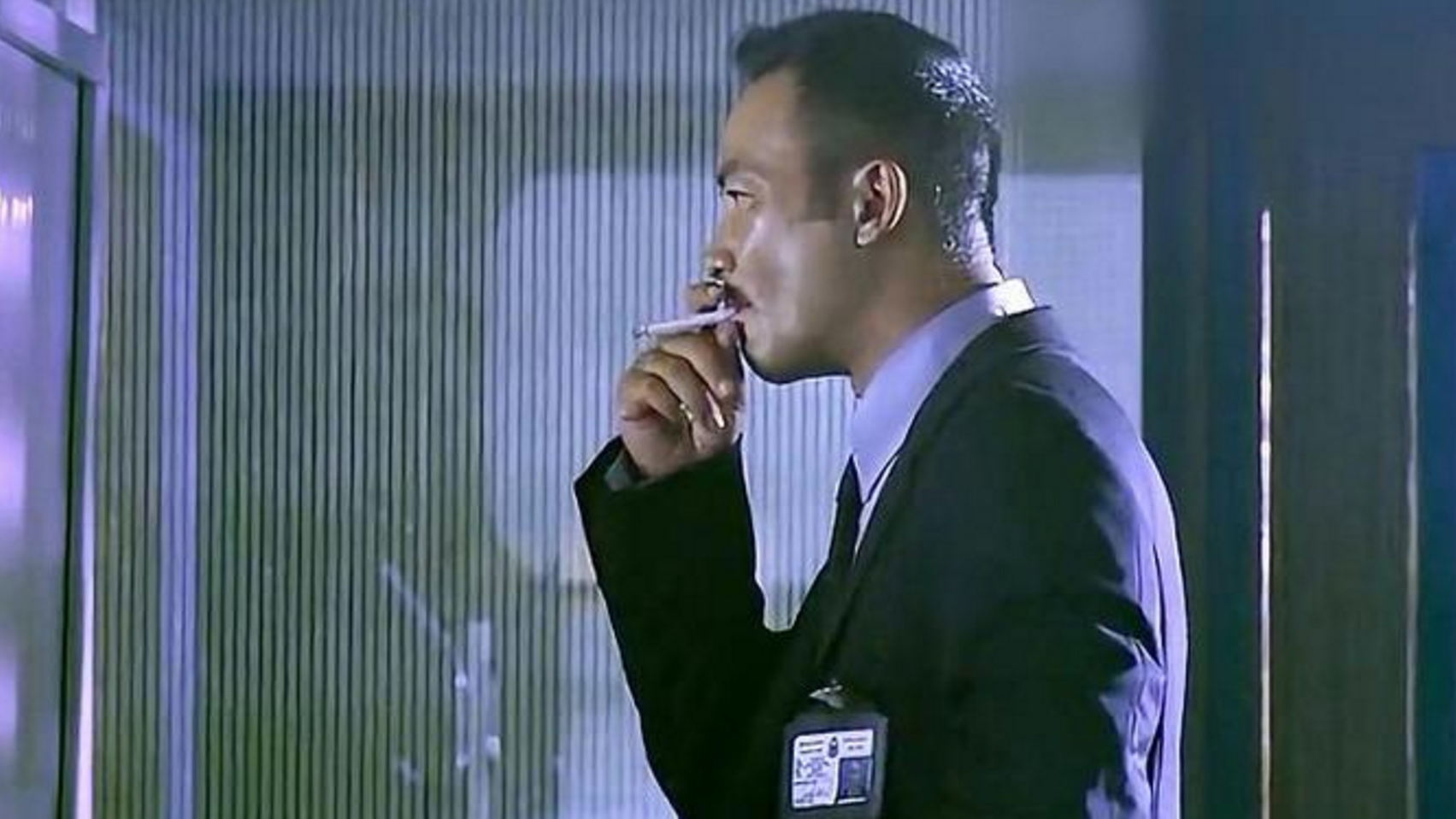 任达华这一幕太经典了,这抽烟姿势真没人能比,帅得一发不可收拾