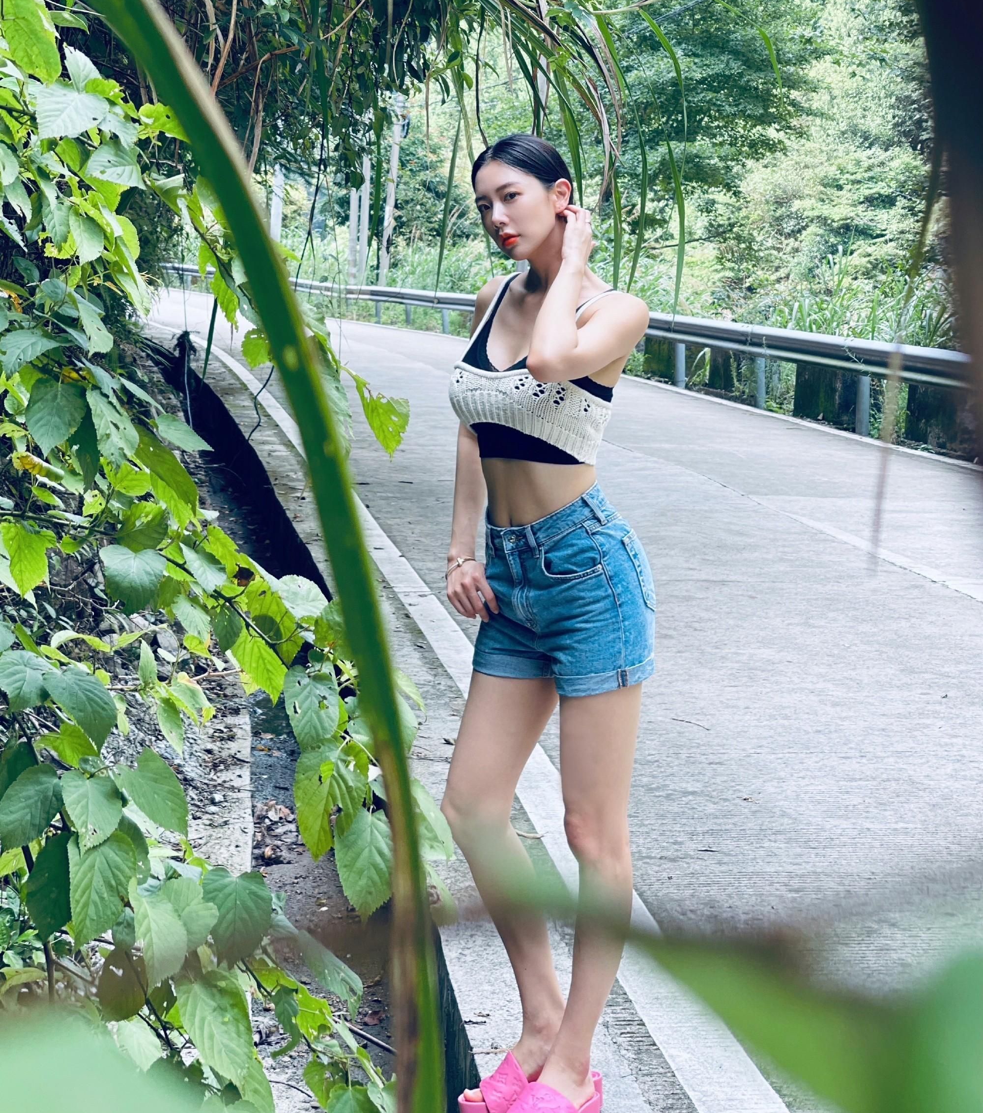 李成敏身材高挑肤白,腿长貌美,惊艳迷人!__财经头条