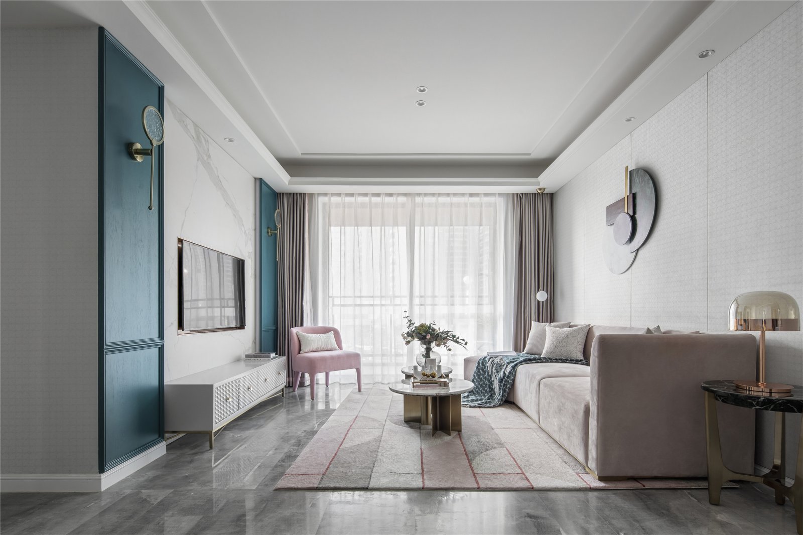 步入客厅之中,迎面而来是莫兰迪蓝与粉的交织之美,这种低饱和度的空间