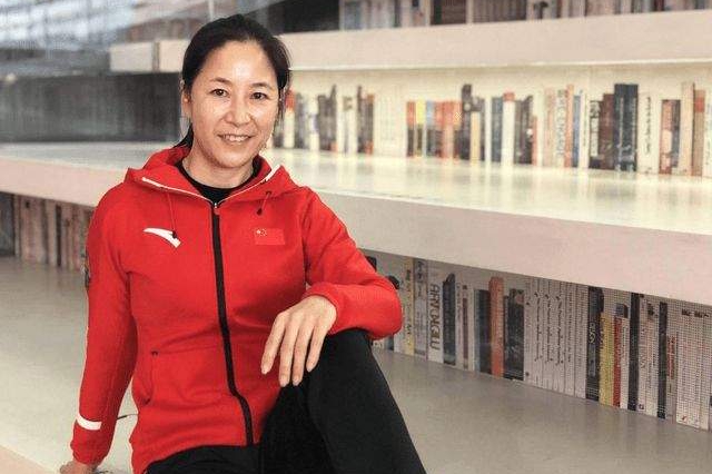 “最孤独的奥运冠军”夺冠后无人庆祝没国旗,只能徒手绕场一周|王丽萍|竞走|选手|教练|教练组_新浪新闻
