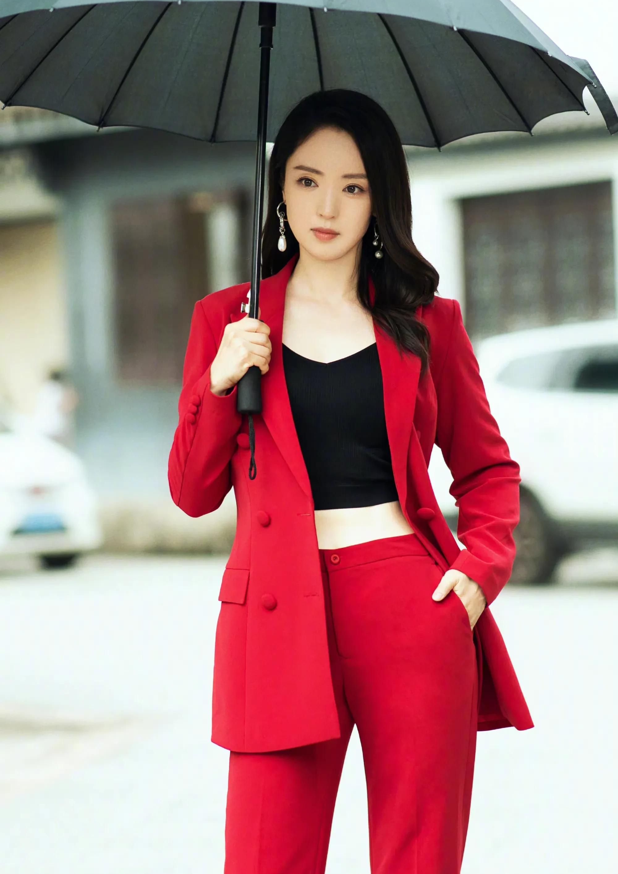 高贵优雅的董璇,气质出众,温柔甜美的写真照!__财经头条