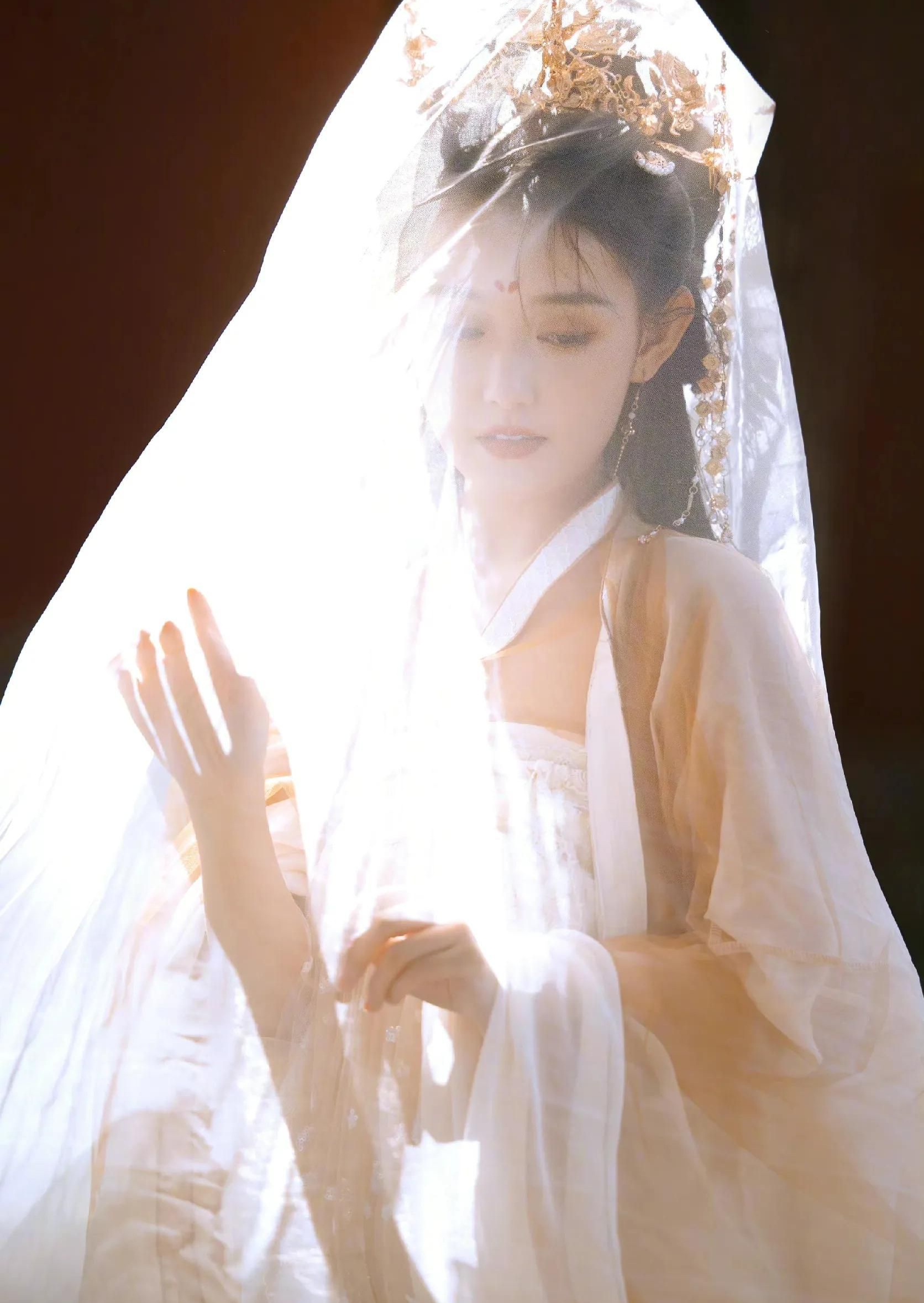 蒋依依古风写真大片,温柔美艳,仙气飘飘!