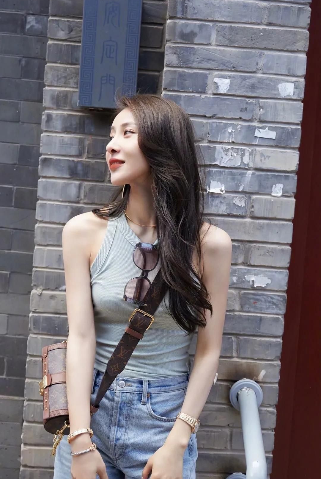 贾青端庄优雅温柔写真,惊艳迷人!__财经头条