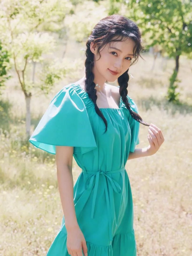 李沁身着青绿连衣裙,微卷麻花辫元气满满,可爱迷人!